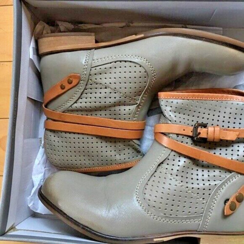 new in box Soft leather gorgeous booties